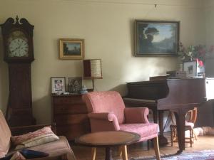 Private attic in Georgian townhouse with free parking