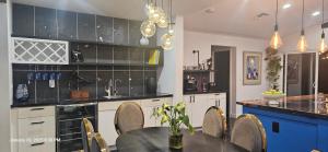 5 Bdr 4 Bth Walk to Old Town 12 min Airport POOL table