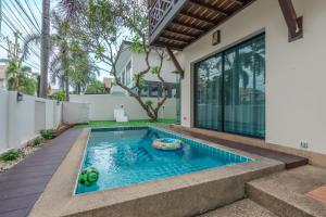 Thai Mei 3B near Hollywood