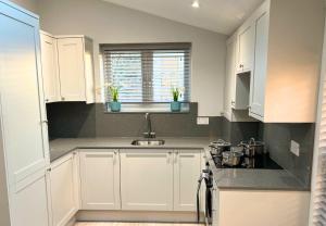 Aisiki Stays Apartments at Barnet, Airconditioned & Pet-Friendly, 3-Bedroom & 2-Bathroom Duplex Flat, King or Twin Beds & Double Beds with Free WiFi