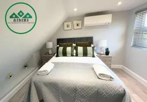 Aisiki Stays Apartments at Barnet, Airconditioned & Pet-Friendly 3 Bedrooms & 2 Bathrooms Duplex Flat with King or Twin beds and Double Beds with FREE Wi-Fi - 芬奇利