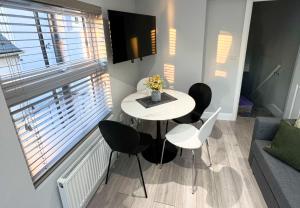 Aisiki Stays Apartments at Barnet, Airconditioned & Pet-Friendly, 3-Bedroom & 2-Bathroom Duplex Flat, King or Twin Beds & Double Beds with Free WiFi