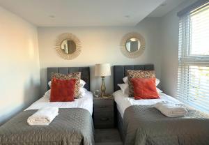 Aisiki Stays Apartments at Barnet, Airconditioned & Pet-Friendly, 3-Bedroom & 2-Bathroom Duplex Flat, King or Twin Beds & Double Beds with Free WiFi