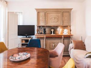 Appartement lumineux 75 m², centre-ville, parking, wifi, 7 couchages - FR-1-821-32