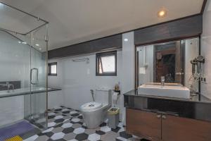 Thai Me22 3B near Hollywood