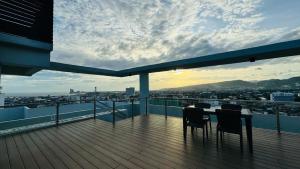 2 Bed Luxe Stay with Netflix and Pool, 10 min walk to Fuente - the Heart of Cebu City