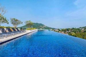 The Base Height Condo with Rooftop infinity pool