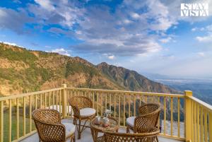StayVista at Cloudview Villa with Valley view, WiFi & BBQ