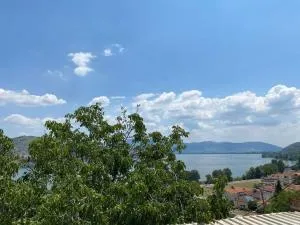 Kiki calm lake home - Maniákoi