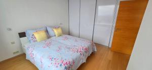 CASTLE view SKY, 3 rooms, PANORAMA loggia, FREE parking, wifi, old town