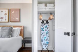 Williamsburg 1br w wd gym nr Domino Park NYC-1045