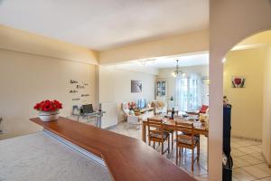 House of Velenia - 2 Bedroom apartment near old town, airport and bus station