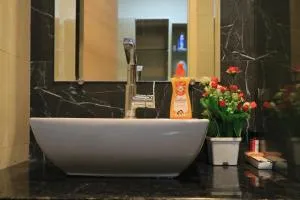 Cozy Stay in Gaur Mall with Smoke Factory Club Entry - Dāsna