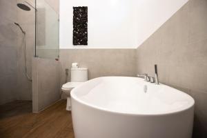 Superb 3-bedrooms pool villa in Rawai, Naiharn villa Moana