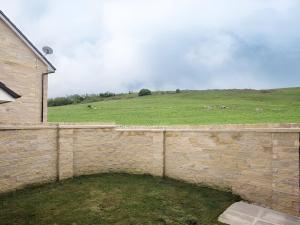 Peak District New Modern Cottage with Mountain Views