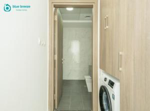 Blue Breeze - Elegant Studio in Serenity Lake 5, JVC