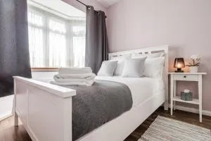 Entire 4-Bedroom Home Surrey - 泰晤士河畔沃尔顿