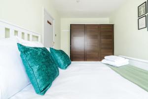 Entire 4-Bedroom Home Surrey