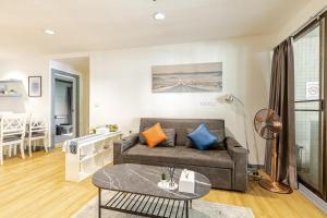 Cozy 2BR Apt in Central Bangkok 5 mins BTS 110 SQM by MattCo