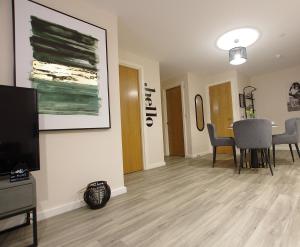 2 Bed 2 Bath Apartment Close to City Ctre Sleeps 5 -Free Parking