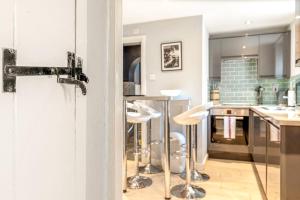 River cabin & Mills Cottage