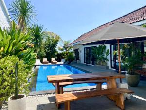 Elegant 4 BR villa huge pool in central Canggu