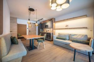 Apartment with Mountain View