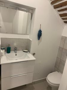 Charming Old Town Appartment with AC and Parking