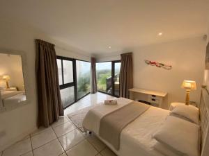 5 bedroomed Pepper str house available J-Bay open