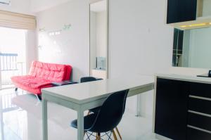 Fancy and Nice 1BR Apartment at Silkwood Residence By Travelio