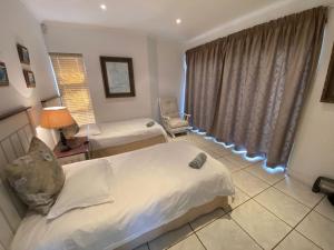 5 bedroomed Pepper str house available J-Bay open