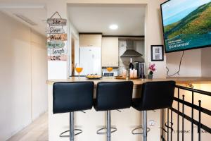 Cozy 2 Bedroom Duplex, Parking, Terrace, Office, Pool!