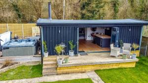 River cabin & Mills Cottage