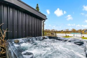 River cabin & Mills Cottage