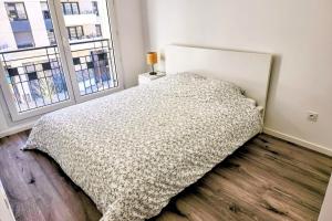 Modern apartment with balcony - Near Paris