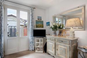 Red Villa In Forte Dei Marmi