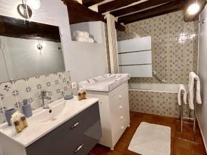 Maisons de vacances Gite du Rochelu 4 Etoiles 5000 m2 of Garden, near to Mont Saint Michel & Granville island : photos des chambres