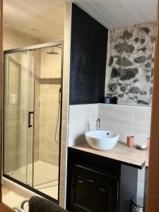 Maisons de vacances Maison pour se ressourcer proche Vulcania - 10 min : photos des chambres