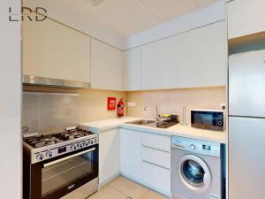 Luxurious 1BR Apartment with Creek View
