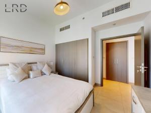 Luxurious 1BR Apartment with Creek View