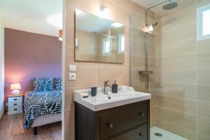 Maisons de vacances Kazh-koad - A 200m de la plage jardin : photos des chambres