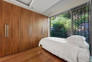 Sea Views, Secret Garden, 3 Bedroom Villa in Camps Bay