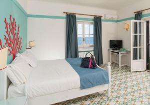 Standard Twin Room with Sea View room in Mercure Civitavecchia Sunbay Park Hotel