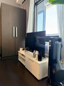 Sky-High Studio with Netflix, Sunset View, and Disney