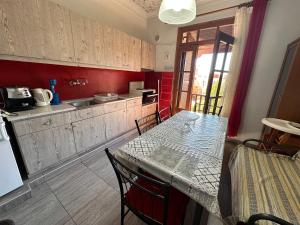 Къща с четири спални двор с барбекю