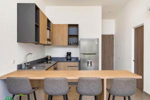 8-min Walk to Beach with Pool & Golf