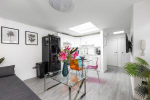New! Modern 1-BR House with Patio & HotTub , Chiswick