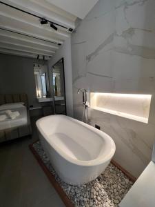 U N I Q U E by Sea View Suites