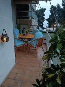 Four Reasons Apts Kamena Vourla