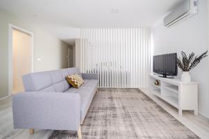 Central Lodge Flat by House and People